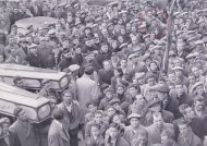 Questa foto ritrae, tra gli altri, Giovanni MALLAMACI (1923) e FERRARA Domenico il giorno dei funerali delle 13 vittime della tragedia di Troina del 1950.
(foto: collezione privata Basilio ARONA)